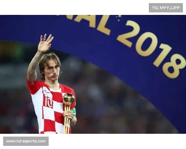 终场哨响,克罗地亚老将莫德里奇跪地掩面,世界杯生涯落幕